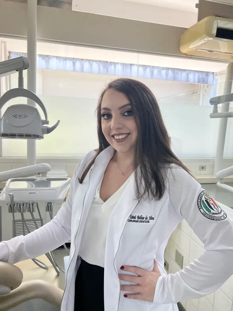 Dra. Tainá Belline, dentista especializada em odontofobia, atendimento acolhedor
