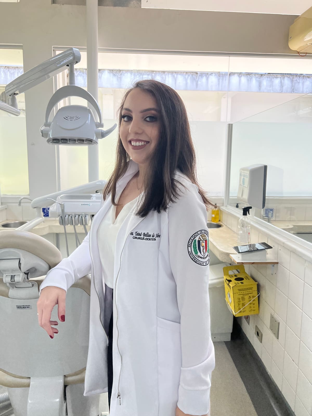 Dra. Tainá Belline no consultório com paciente